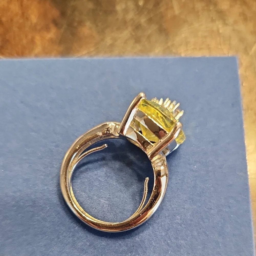 Elegant Avon Silver & Yellow Gemstone Ring W/ Floral Accent - Picture 4 of 6